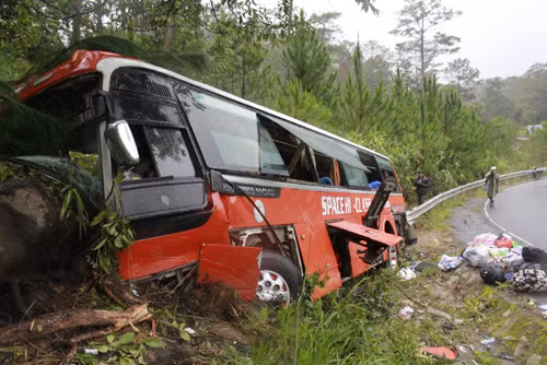 4. Thảm khốc xe khách đâm vào vách núi, 48 người thương vong. Lúc 10h sáng 5/8, trên tỉnh lộ 723 (đoạn qua địa phận xã Đạ Chais, huyện Lạc Dương, tỉnh Lâm Đồng), chiếc xe khách 45 chỗ ngồi mang BKS 53N-7893 của hãng xe Mỹ Linh chạy hướng Nha Trang – Đà Lạt bất ngờ bị mất thắng tông vào vách núi làm 3 người chết tại chỗ và 45 người bị thương nhập viện, trong đó hàng chục người bị thương nặng.