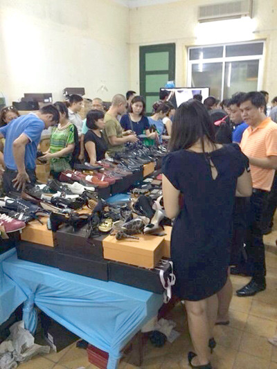 Ðây là lô hàng hiệu Gucci-Milano bị tịch thu từ cách đây một năm rưỡi trong một cuộc bố ráp hàng trốn thuế của công an Hà Nội. Trị giá lô hàng được ước tính lên tới gần 100 tỉ đồng, tương đương 5 triệu đô la, gồm hàng chục ngàn đơn vị như giày dép, nước hoa, quần áo, váy, dây nịt, kính mát, túi xách, ví tay..