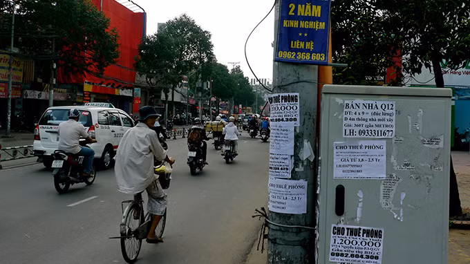 Cả hàng trụ điện của trạm biến áp Chánh Hưng trên đường Phạm Thế Hiển, P.2, Q.8 bị dán đầy quảng cáo, rao vặt.