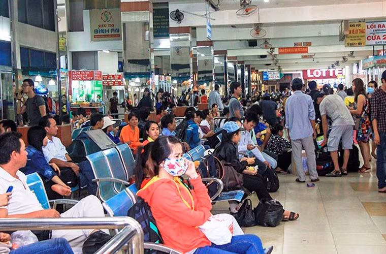 Tại TP HCM, hàng ngàn người đổ về các bến xe miền Đông, miền Tây trong chiều và đêm 29/8, trong khi trên các tuyến quốc lộ nườm nượp phương tiện chạy thâu đêm. Một điều đáng chú ý là dịp lễ Quốc Khánh năm nay, giá vé xe khách tại Hà Nội và TP HCM không bị tăng lên so với ngày thường như các năm trước.