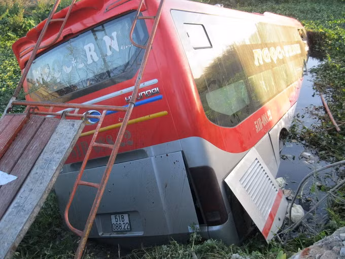 Vụ tai nạn đã khiến toàn bộ 40 hành khách ngồi trên xe hết sức hoảng hốt và khẩn trương mở cửa thoát hiểm để tháo chạy ra ngoài. 6 người bị thương phải đưa đi cấp cứu tại Bệnh viện Đa khoa Vĩnh Đức, trong đó có 2 người bị thương nặng.