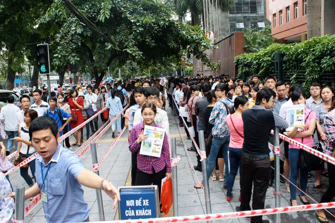 Đại diện Cục Thuế Hà Nội cho biết, đây là đợt tuyển công chức theo chỉ tiêu của Tổng cục. Thí sinh thi vào đơn vị nào sẽ đến đơn vị đó nộp hồ sơ. Riêng Cục Thuế Hà Nội năm nay có tổng 340 chỉ tiêu. Tuy chưa thống kê, nhưng vị này cho biết, người đến nộp hồ sơ tăng đột biến, cơ quan phải tăng bàn tiếp nhận lên gấp đôi. Đấy là chưa nói trước đó, 41 thí sinh là những thủ khoa đại học loại giỏi đã nộp hồ sơ sát hạch, không phải thi tuyển.