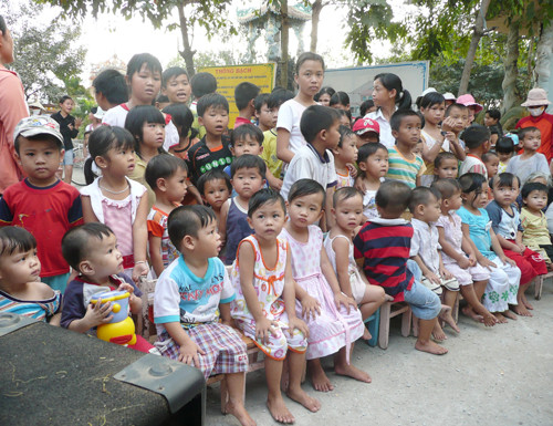 Theo đó, 3 Trung tâm bảo trợ xã hội dự kiến sẽ tiếp nhận số đối tượng nói trên gồm: Trung tâm Giám dục lao động xã hội số 2 (tiếp nhận 1 trẻ nhiễm HIV); Trung tâm bảo trợ xã hội số 3; Trung tâm nuôi dưỡng người già và trẻ tàn tật Hà Nội.