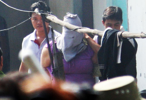 Sau thời gian dài thuyết phục bất thành, cảnh sát đã bắn 20 phát súng chỉ thiên để trấn áp. Sau đó cảnh sát cơ động ném hơi cay vào phòng, đạp cửa xông vào khống chế, đưa đối tượng Tuấn ra xe. Điều khiến dư luận phẫn nộ sau đó là chính người phụ nữ trong vụ việc này lại là đồng phạm cùng bày mưu với Tuấn vẽ ra cảnh khống chế con tin này để tống tiền người chồng của chị ta.