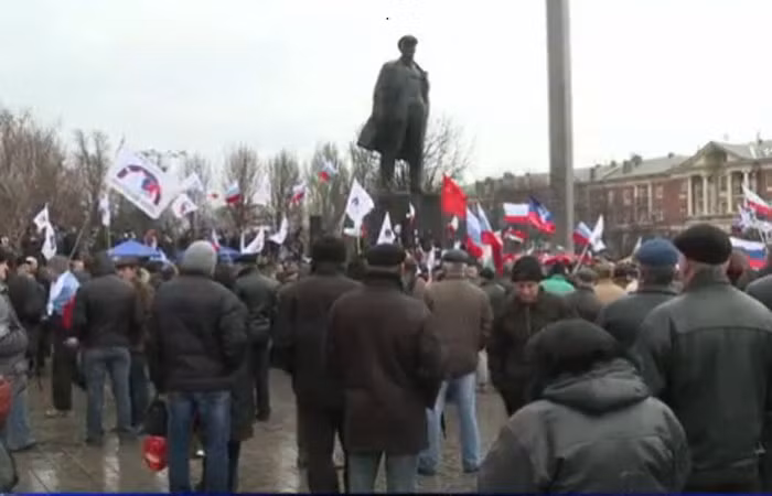 Vào hôm 16/3, trong khi cuộc trưng cầu dân ý diễn ra ở nước Cộng hòa tự trị Crimea, những người dân ủng hộ Moscow tại thành phố Donetsk đã tiến hành cuộc biểu tình rầm rộ.