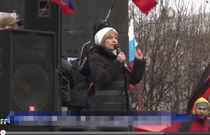 Một nhà hoạt động đứng lên bục sân khấu ở ngay địa điểm biểu tình phát biểu.