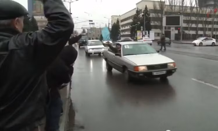 Các đoàn xe cổ vũ giăng cờ chạy qua các tuyến đường trung tâm thành phố.