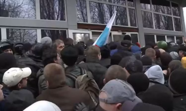 Những người biểu tình tuần hành qua tòa nhà văn phòng công tố viên ở thành phố. Sau đó, họ đập vỡ cửa sổ và sau đó nhanh chóng xông vào chiếm tòa nhà. Họ cũng tấn công trụ sở chi nhánh của Cơ quan An ninh quốc gia (SBU) yêu cầu thả Thống đốc Pavel Gubarev, người vừa bị bắt giam từ 10 ngày trước.