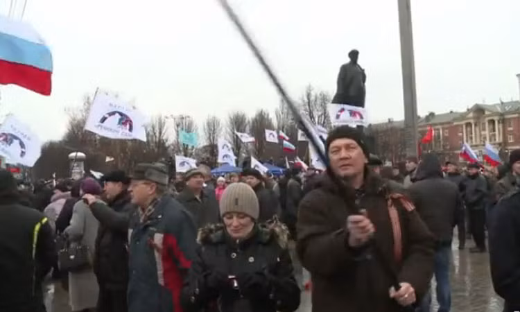 Hướng về Kharkiv, một địa điểm nằm cách biên giới Nga không tới 40 Km, bất chấp lệnh cấm biểu tình ban bố rộng khắp, khoảng 6.000 người thân Nga đã biểu tình đòi tổ chức cuộc trưng cầu giống Crimea.