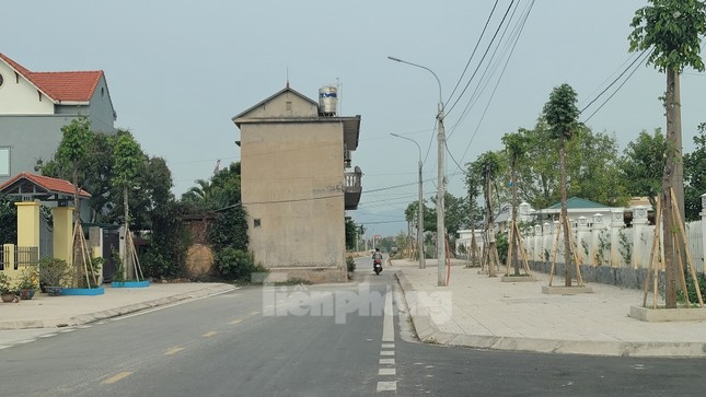 Mặc dù dự án khởi công và hoàn thành từ năm 2021 nhưng đến nay gia đình ông Đoàn, bà Luyến vẫn chưa được di dời đến nơi tái định cư. Gia đình ông Đoàn, bà Luyện hiện có 3 thế hệ đang sống trong ngôi nhà này với 11 nhân khẩu.