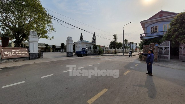 Kỳ lạ thay, ngôi nhà "mọc" giữa đường này chỉ nằm cách cổng trụ sở Đảng ủy, HDND, UBND phường Hưng Đạo chưa đến 30m. Nhưng sự việc đã nhiều năm nay vẫn chưa tìm ra hướng giải quyết.