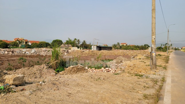 Theo tìm hiểu của phóng viên, khu tái định cư mà ông Tiến nói chỉ là đám đất trống với hàng trăm tấn phế thải xây dựng đổ tràn trên bề mặt dự án. Việc tái định cư cho gia đình ông Đoàn, bà Luyến chắc chắn sẽ còn phải kéo dài thời gian và ngôi nhà vẫn phải bất đắc dĩ tiếp tục 'mọc' giữa đường.