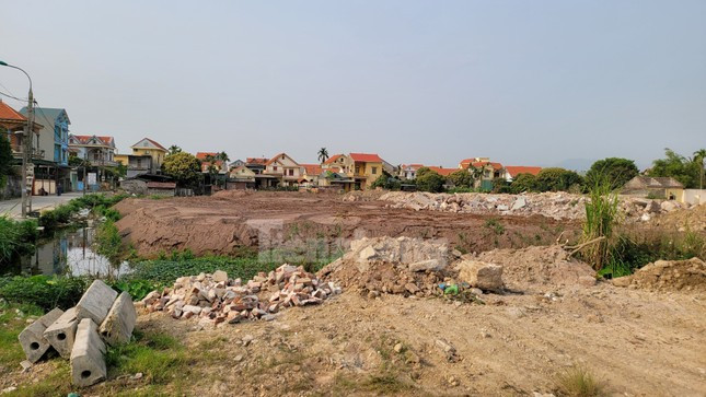 Ông Phạm Văn Tiến, Phó Chủ tịch UBND phường Hưng Đạo cho biết, tại cuộc làm việc gần đây nhất giữa chính quyền và gia đình ông Đoàn đã đi đến thống nhất sẽ cấp suất tái định cư cho gia đình tại khu đô thị phía Bắc trụ sở ủy ban. Việc chậm trễ này cũng vì 2 lần trước đó gia đình ông Đoàn đã chấp nhận di dời nhưng nơi tái định cư bị hủy bỏ vì nghiên cứu chưa phù hợp.