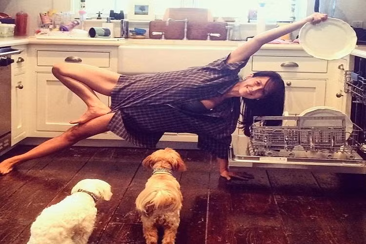 Cô tự do thể hiện các động tác yoya của mình.