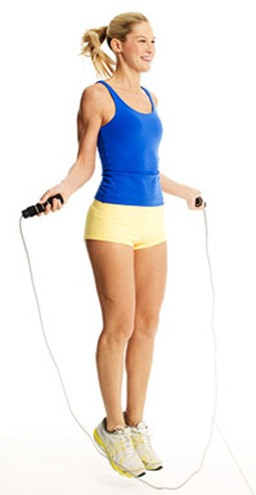 ##ss###style="font-style: normal;">Nhảy dây là cách đơn giản nhất để thay đổi vóc dáng của bạn. Bài tập này đốt cháy đủ lượng calo mỗi phút so với các cách tập luyện khác. Với 1 chiếc dây thừng đủ dài, bạn nhảy càng nhiều thì lượng calo đốt cháy mỗi phút càng lớn. Tốt nhất, bạn hãy bắt đầu nhảy 20-25 lần và tăng dần cho các lần sau.