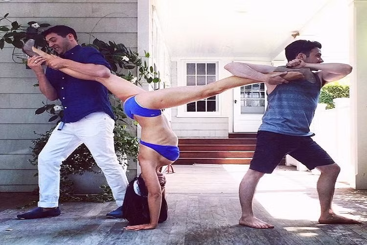 Những động tác yoga khá táo bạo.