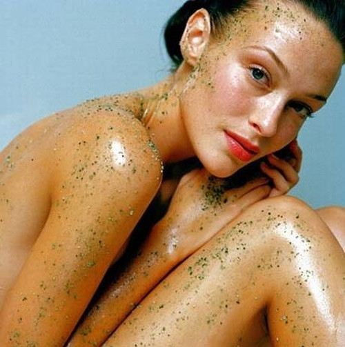 Các nhà khoa học chứng minh rằng sử dụng kem tẩy da chết làm từ muối biển giúp da săn chắc hơn sau khi giảm cân bởi tẩy da chết sẽ giúp dòng máu lưu thông tốt hơn, khiến da đàn hồi tốt hơn. Mỗi tuần nên tẩy da chết từ 1-2 lần để đạt được kết quả như mong muốn.