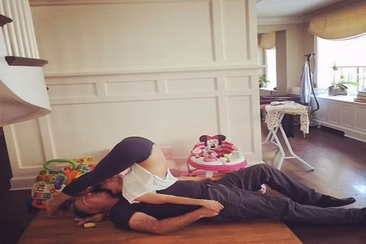 Cùng người chồng của mình luyện tập yoga.