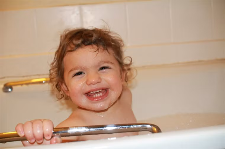 Nếu con bạn chưa chịu nghe lời ngay, vẫn phải cố gắng giữ bình tĩnh và tìm một thời điểm thích hợp khác để giảng giải cho con. Khi cha mẹ sẵn sàng và hợp tác trong việc ngăn con có hành động sờ mó chỗ kín, con của bạn sẽ dễ dàng vượt qua giai đoạn khó khăn.