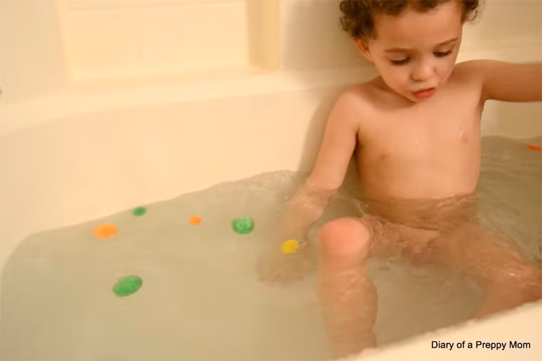 Hãy giải quyết vấn đề một cách bình tĩnh. Bạn có thể nhẹ nhàng nói với con rằng: “Bố/mẹ đã nhìn thấy con thích thú khi chạm vào chỗ kín của mình”. Và hãy giảng giải cho chúng một cách bình tĩnh thay vì bực tức hay đưa ra hình phạt rằng chúng có thể làm thế nếu chỉ có một mình trong phòng ngủ hay phòng tắm, chứ không nên làm trước mặt người khác, những nơi công cộng.