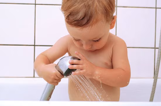 Còn bác sĩ tâm lý Fran Walfish thì cho rằng: “Tâm lý trẻ nhỏ giai đoạn này là muốn khẳng định sự tách rời bản thân với bố, mẹ nên chúng muốn sờ mò vào bộ phận kín như thể khẳng định đó là cơ thể của con và con có thể làm gì con muốn!”.