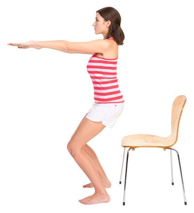 Hãy tập ngồi xổm bằng cách đứng giữ khoảng cách thích hợp giữa hai chân. Uốn cong mông của bạn xuống 90 độ và để tay thẳng trước mặt. Sau khi thực hiện trong 5 phút, bạn thả lỏng cơ thể trở về với trạng thái ban đầu. 