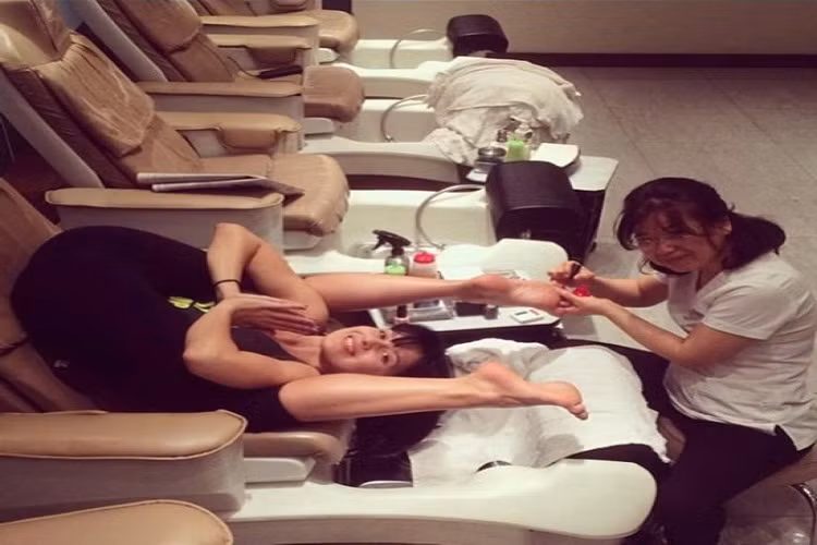 Hình ảnh luyện tập yoga khi đang sơn móng chân.