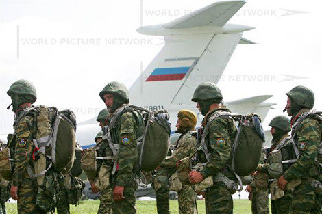 Lính dù Nga rất quan tâm tới mẫu xe mô tô địa hình này, có lẽ một phần nó dễ chuyên chở trên máy bay và đem lại sự cơ động hơn cho binh lính.