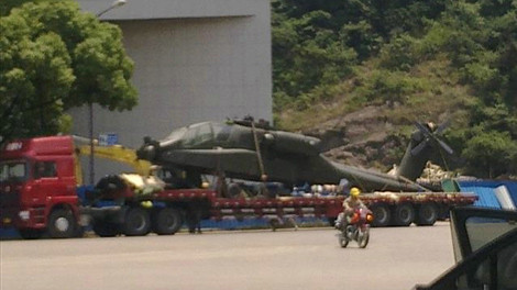 Chiếc trực thăng lạ giống với mẫu Apache chuyên chở trên xe đầu kéo dân sự.
