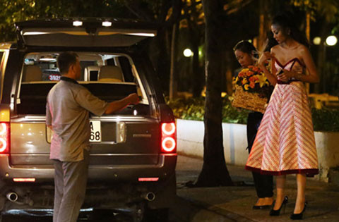 Thanh Hằng từng bắt gặp khi đi ăn tối và tham dự sự kiện trên chiếc xe Range Rover có giá gần 6 tỷ.