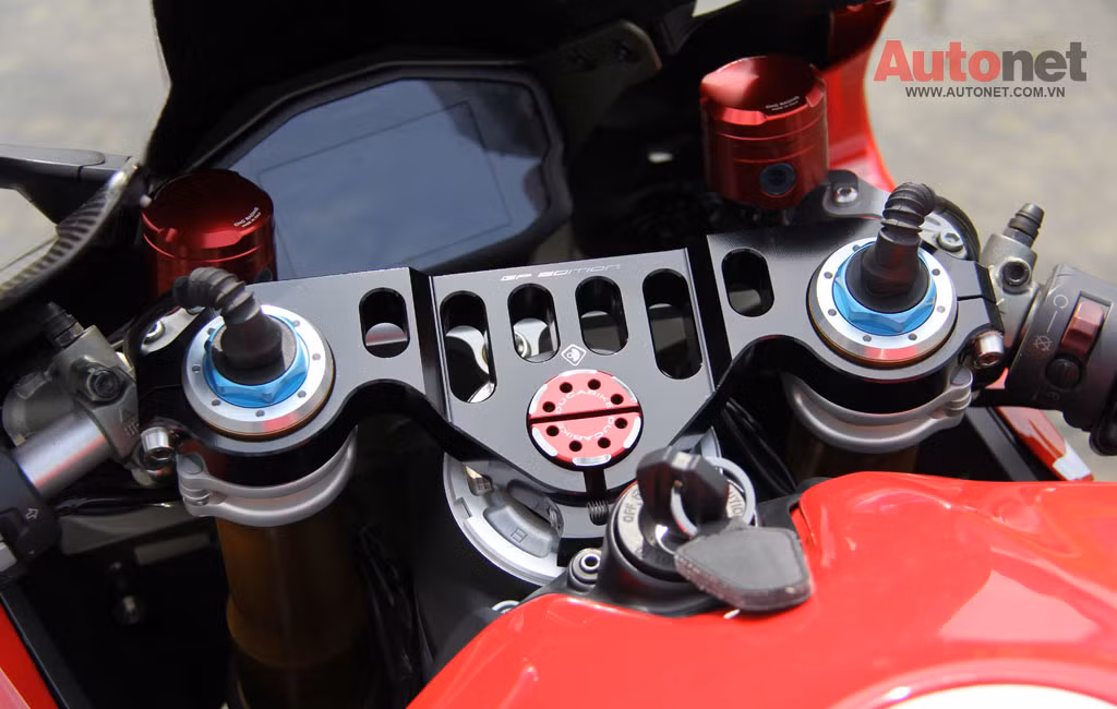 1199 Panigale sử dụng hệ thống phun xăng điện tử của Mitsubishi với hai đầu phun trên mỗi xi-lanh. Hộp số 6 cấp. Engine Brake Control EBC và hệ thống bướm ga điện tử Ride-by-wire, màn hình TFT giúp người lái kiểm soát dễ dàng và an toàn hơn.