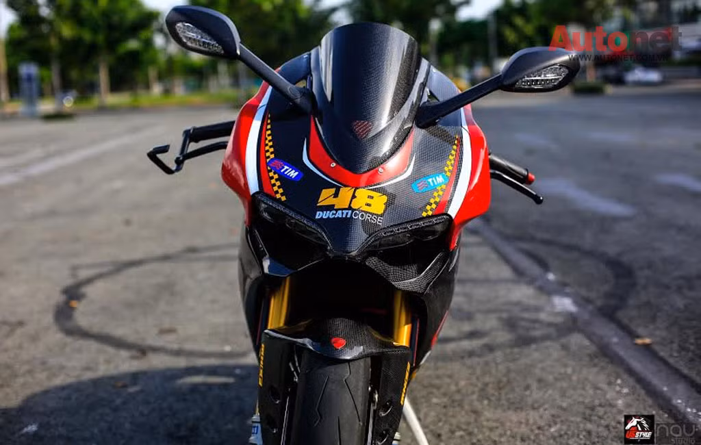 Hệ thống khung sườn trên Ducati 1199S Panigale với động cơ là một thành phần cấu tạo nên khung sườn của chiếc xe chứ không còn được đặt trên một hệ thống khung sườn được làm sẵn. Điều này giúp chiếc xe giảm được trọng lượng và dễ dàng cầm lái trên nhiều cung đường khác nhau.