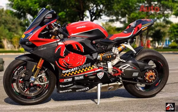 Ngoài ra, 1199 Panigale S Tricolore còn được trang bị thêm gói phụ kiện đi kèm như; Ducabike, CNC Racing, mâm Rotobox full carbon, pô Terminoni độ full, Option Brembo Special part... Theo đại diện của US stlyle team, gói độ này có giá khoảng hơn 200 triệu đồng.