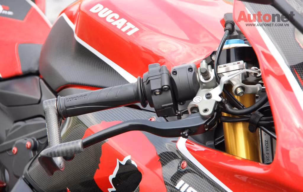 Ducati 1199 Panigale S Tricolore được trang bị hệ thống chống bó cứng phanh ABS tiêu chuẩn cùng hệ thống phân tích dữ liệu thế hệ mới nhất của hãng xe Italy DDA+ với chức năng GPS cho từng hành trình, hệ thống ống xả dành cho xe đua titanium.