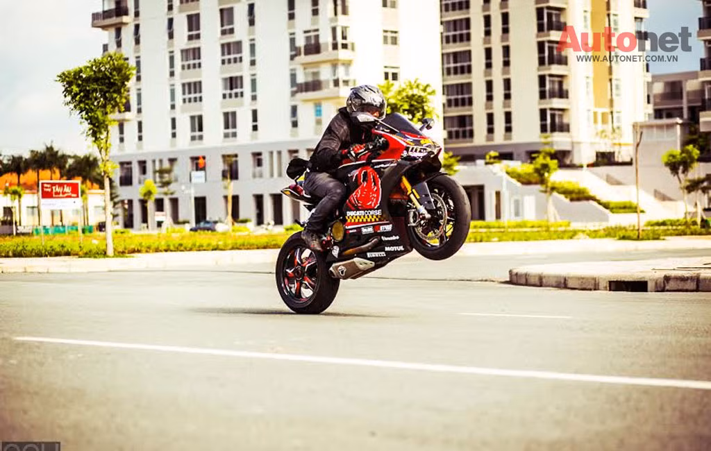 Hệ thống ABS mới nhất này sẽ làm việc hoàn toàn trên bánh trước, trong chế độ Race để người cầm lái vẫn có thể drift khi vào những khúc cua mạo hiểm, ABS trở lại làm việc trên cả hai bánh trong các chế độ Sport hay Wet Ridings do người cầm lái lựa chọn.