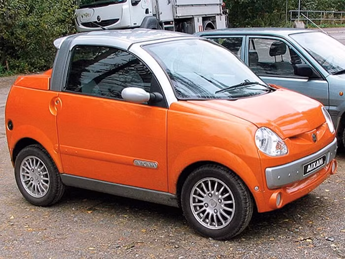 Những chiếc xe dùng động cơ đốt trong có công suất nhỏ nhất hiện nay được chế tạo tại nước Anh, là chiếc Aixam Scouty 2 chỗ ngồi với công suất vỏn vẹn khoảng 20 mã lực.