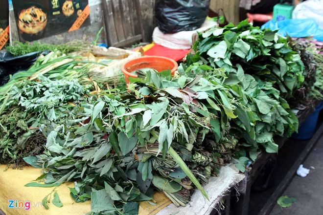 Những loại rau rừng với tên khá lạ như lá cóc, rau sông, rau nhái, quế vị... đã trở thành đặc sản được người dân tìm mua. Song hiện nay, chúng chỉ có thể được tìm thấy ở một vài sạp rau nhỏ lẻ.