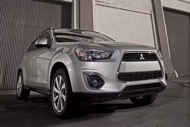 Khác với Pajero, Mitsubishi Outlander Sport là một "lính mới tò te" tại Việt Nam. Mẫu xe này sẽ gia nhập sân chơi khá mới mẻ với hãng xe Nhật, SUV 5 chỗ.