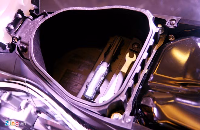 Hộc để đồ dưới yên chỉ đủ chỗ cho một số vật dụng.