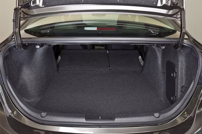 Các hệ thống an toàn bao gồm hệ thống phanh đĩa có hỗ trợ ABS, hệ thống phân bổ lực phanh điện tử EBD, hệ thống hỗ trợ lực phanh khẩn cấp BA, hệ thống ổn định thân xe DSC, hệ thống kiểm soát lực kéo TCS, hệ thống trợ lực lái điện EPAS, 6 túi khí...