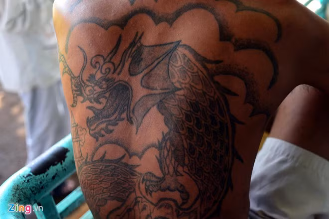 Từng một thời là đại ca ở quận 10, nhưng nay Lê Tuệ bị mắc căn bệnh thế kỷ nên thân hình tiều tụy. Sau lưng anh này có hình xăm rồng trông rất dữ. Tuệ nói đây là hình do một tiệm xăm ở quận 10 thực hiện cách đây nhiều năm.