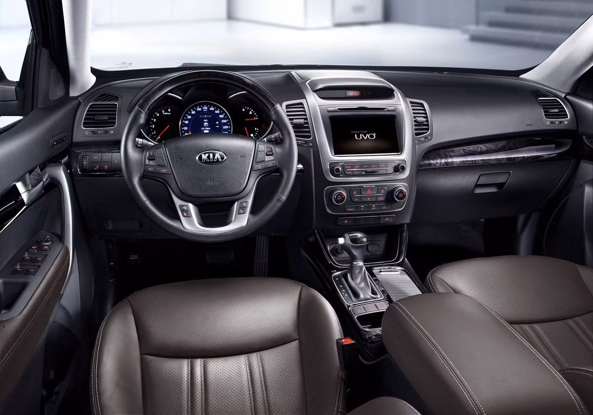 Xe được trang bị động cơ dầu 2.2L I4 (174 mã lực và 227 Nm mô-men xoắn), hộp số sàn hoặc tự động 6 cấp, đi cùng hệ dẫn động cầu trước. Mức tiêu hao nhiên liệu theo công bố của nhà sản xuất là 5,9 lít/100km ở số sàn và 6,7 lít/100km với số tự động. Xe có giá bán từ 996 triệu đồng.