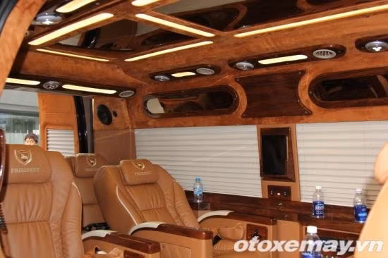 Nội thất tạo cảm giác thoải mái nhẹ nhõm với hệ thống trình diễn ánh sáng bầu trời sao kiểu Rolls-Royce với 6 màu sắc thay đổi. Dàn đèn LED giọt nước và đèn LED dạ khắp khoang xe.