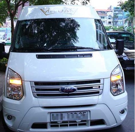 Được biết, chiếc xe Đàm Vĩnh Hưng mới “tậu” là chiếc Transit DCar Limited phiên bản 2014.