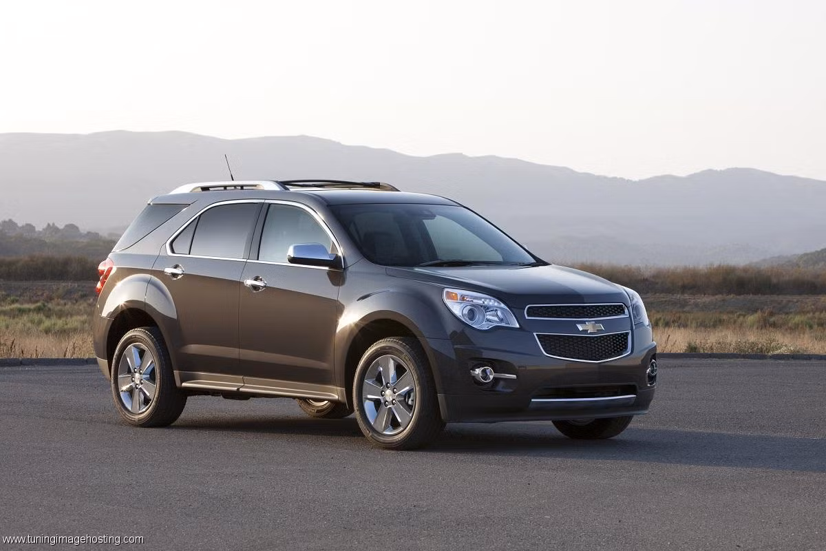 Chevrolet Equinox được trang bị động cơ 2.4 lít - bốn xi-lanh, với công suất 182 mã lực. Sức mạnh từ động cơ bốn xi-lanh này được truyền đến bánh trước và có thể giúp Equinox đi được 100 km đường phố với 10,7 lít xăng và 100 km đường cao tốc với 7,35 lít xăng.