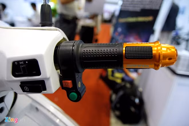 Phía tay phải là tay ga, công tắc màu đỏ là nút chuyển số. Bạn có thể chạy tốc độ chậm khi bấm số 1, tốc độ cao nhất khi ở số 3. Nút màu xanh là nút cố định vận tốc, chẳng hạn trên đoạn đường thẳng, bạn không muốn tăng, giảm tốc, làm ảnh hưởng tới lượng điện trong bình có thể nhấn nút xanh, và từ đó trở đi xe của bạn sẽ giữ nguyên vận tốc.