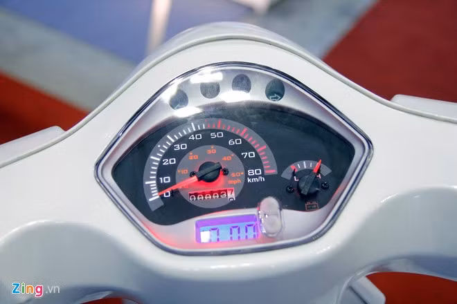 Bảng điều khiển trung tâm cũng thể hiện các thông số về tốc độ cũng như quãng đường đã chạy. Riêng đồng hồ đo lưu lượng điện trong bình cũng được thiết kế tương tự báo xăng trên xe chạy xăng.