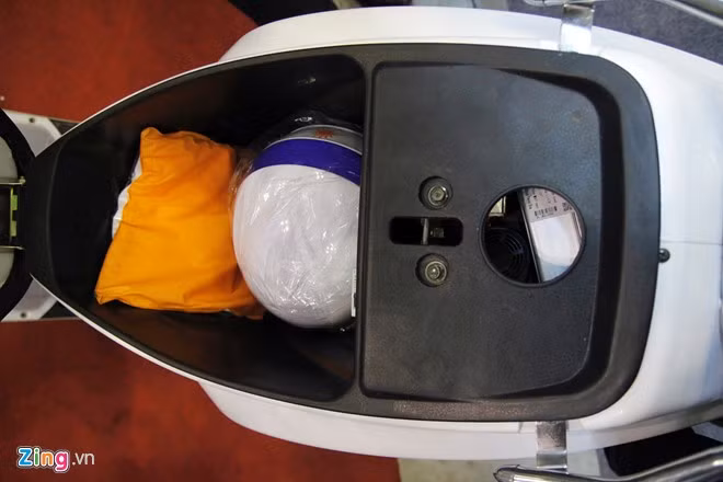 Bên dưới yên xe là cốp rộng rãi, tương tự như trên những chiếc xe tay ga phổ biến. Cốp đủ chứa 2 mũ bảo hiểm nửa đầu và túi xách hay những món đồ lặt vặt.