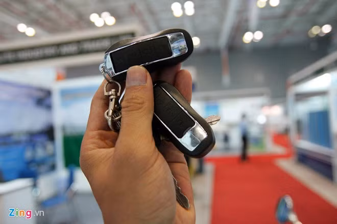 Xe được trang bị hai bộ chìa khóa, có chức năng mở, khóa xe từ xa, đồng thời nó nút bật đèn báo hiệu để dễ dàng tìm xe trong bãi.