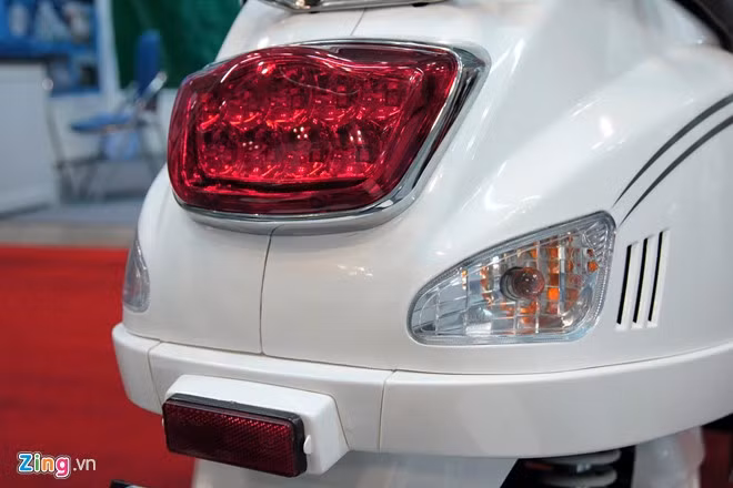 Phía sau xe cũng được bố trí cụm đèn hậu và baga như trên mẫu xe tay ga của Ý, đèn hậu được trang bị LED độ sáng cao, trong khi xinhan sử dụng đèn sợi đốt bình thường.